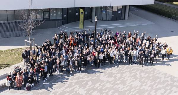 Photo de groupe des 150 citoyens tirés au sort pour participer à la Convention citoyenne métropolitaine pour le climat. 