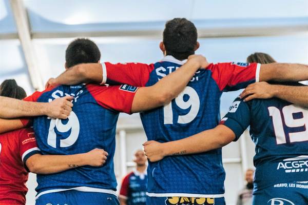 Des joueurs du FCG rugby portant le maillot 19