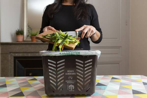 Photographie d'un seau mis à disposition par la Métropole permettant de réaliser le tri de déchets alimentaires