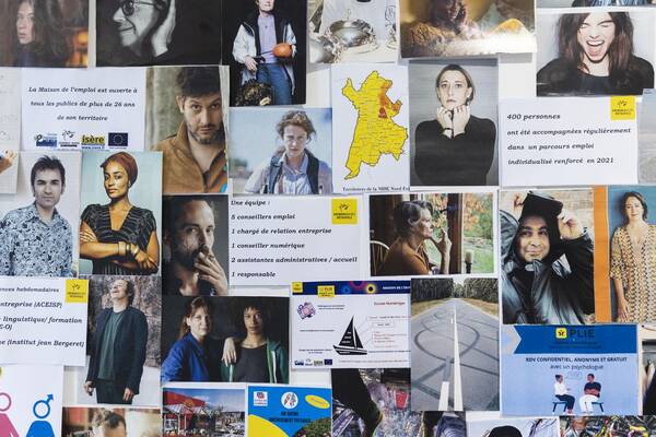 Patchwork d'affiches collées dans les locaux de la maison de l'emploi de Saint-Martin-d'Hères