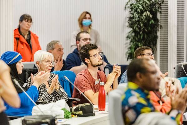 Des membres de la Convention citoyenne métropolitaine pour le climat sont en train d'applaudir