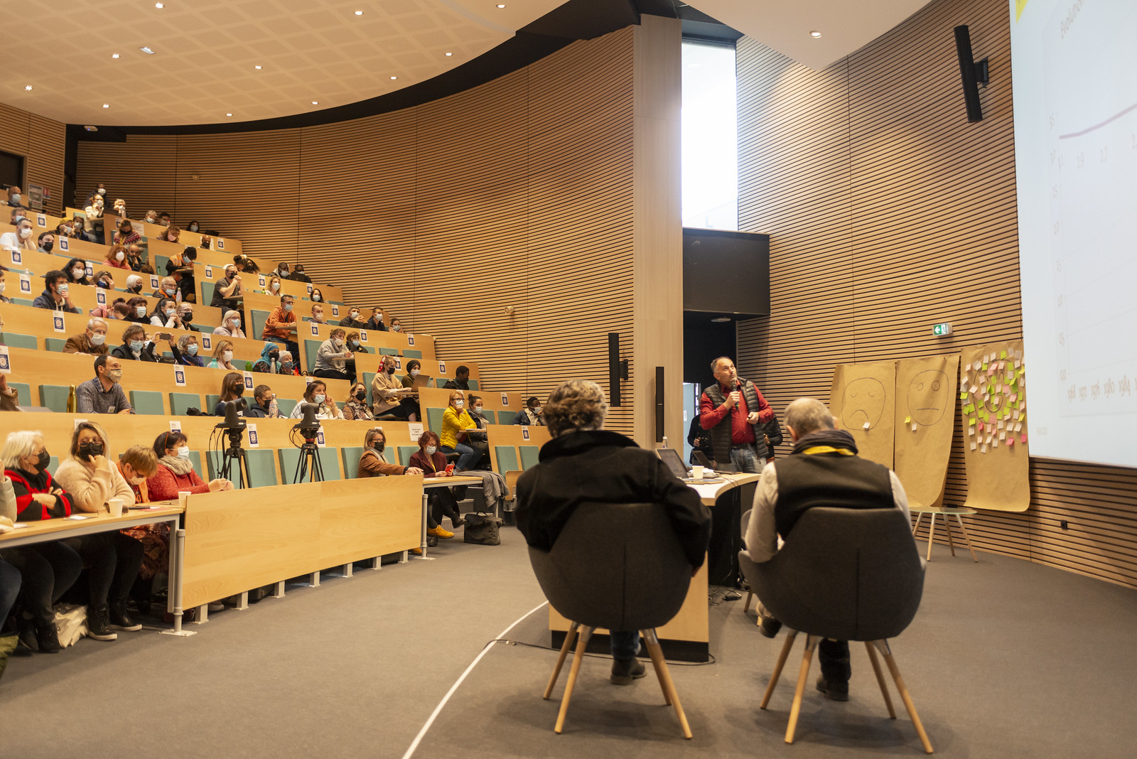 Les 150 participants sont réunis dans un amphithéâtre de la Maison de la création et de l’innovation de l’Université Grenoble Alpes. 