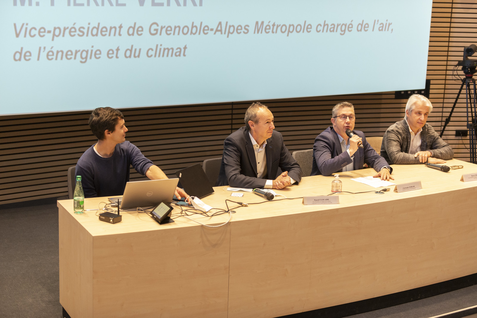 De gauche à droite, l'explorateur Nicolas Plain, Pascal Clouaire, vice-président de la Métropole en charge de la participation citoyenne, Christophe Ferrari, président de la Métropole et Pierre Verri, vice-président en charge du climat.