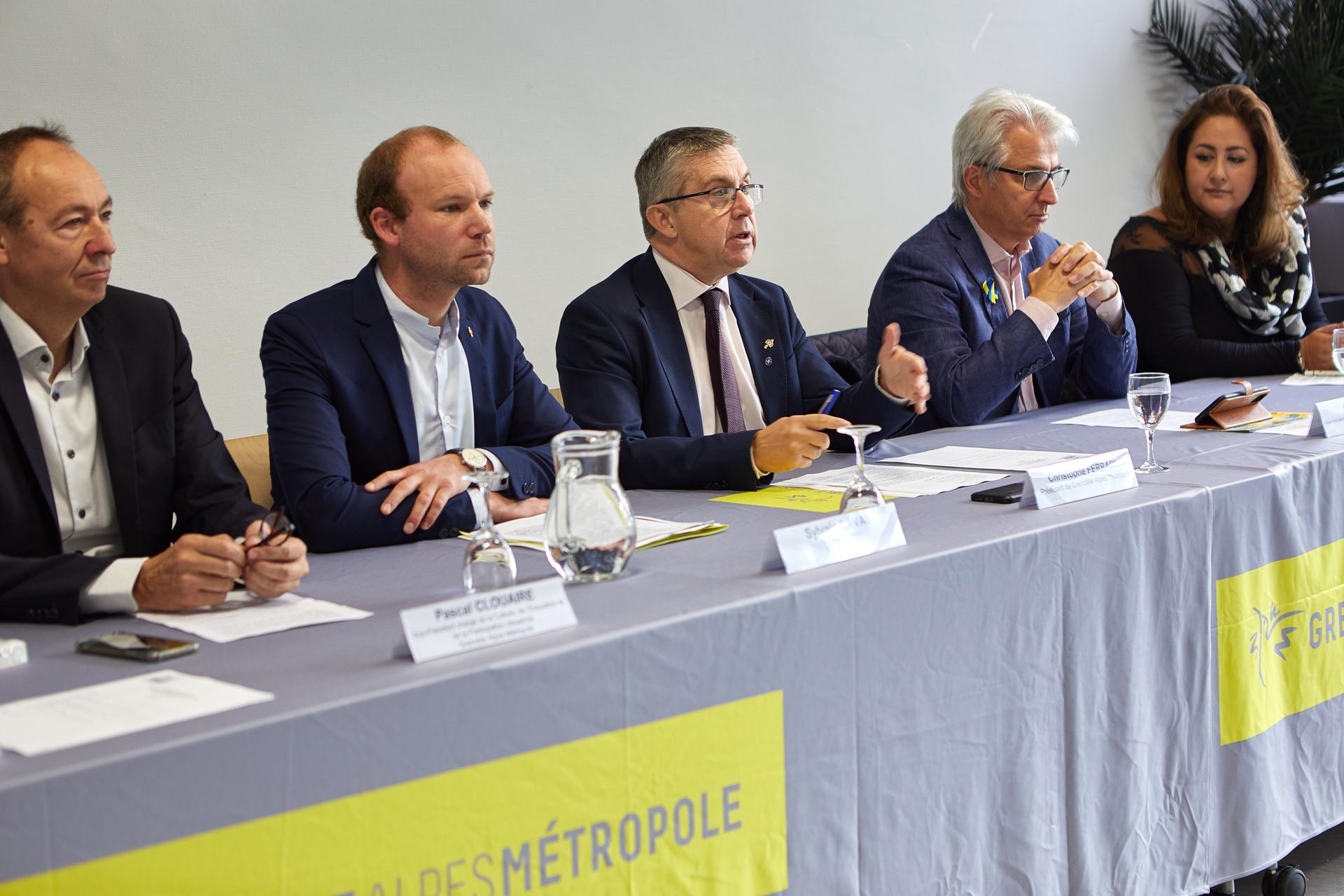 Christophe Ferrari, président de Grenoble Alpes Métropole, entouré d'élus, prend la parole à propos de la concertation à venir sur la ZFE.