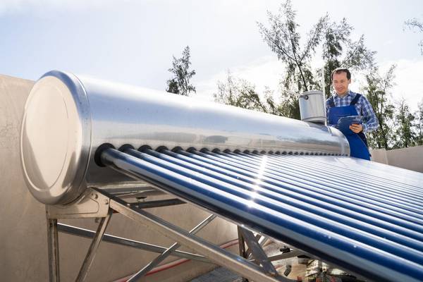 Un chauffe-eau solaire thermique