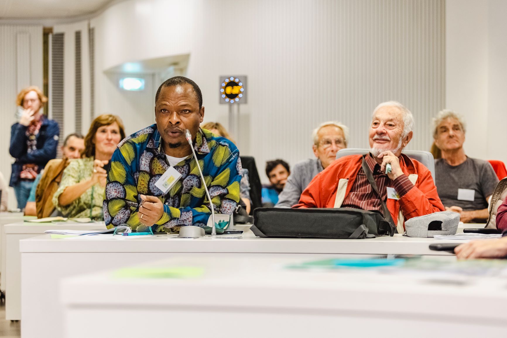 Les membres de la Convention Citoyenne pour le Climat expriment leurs propositions devant un micro