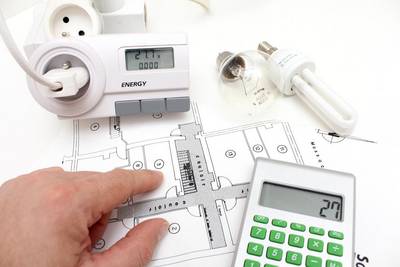 Calculatrice et chiffres pour faire des économies d'énergie