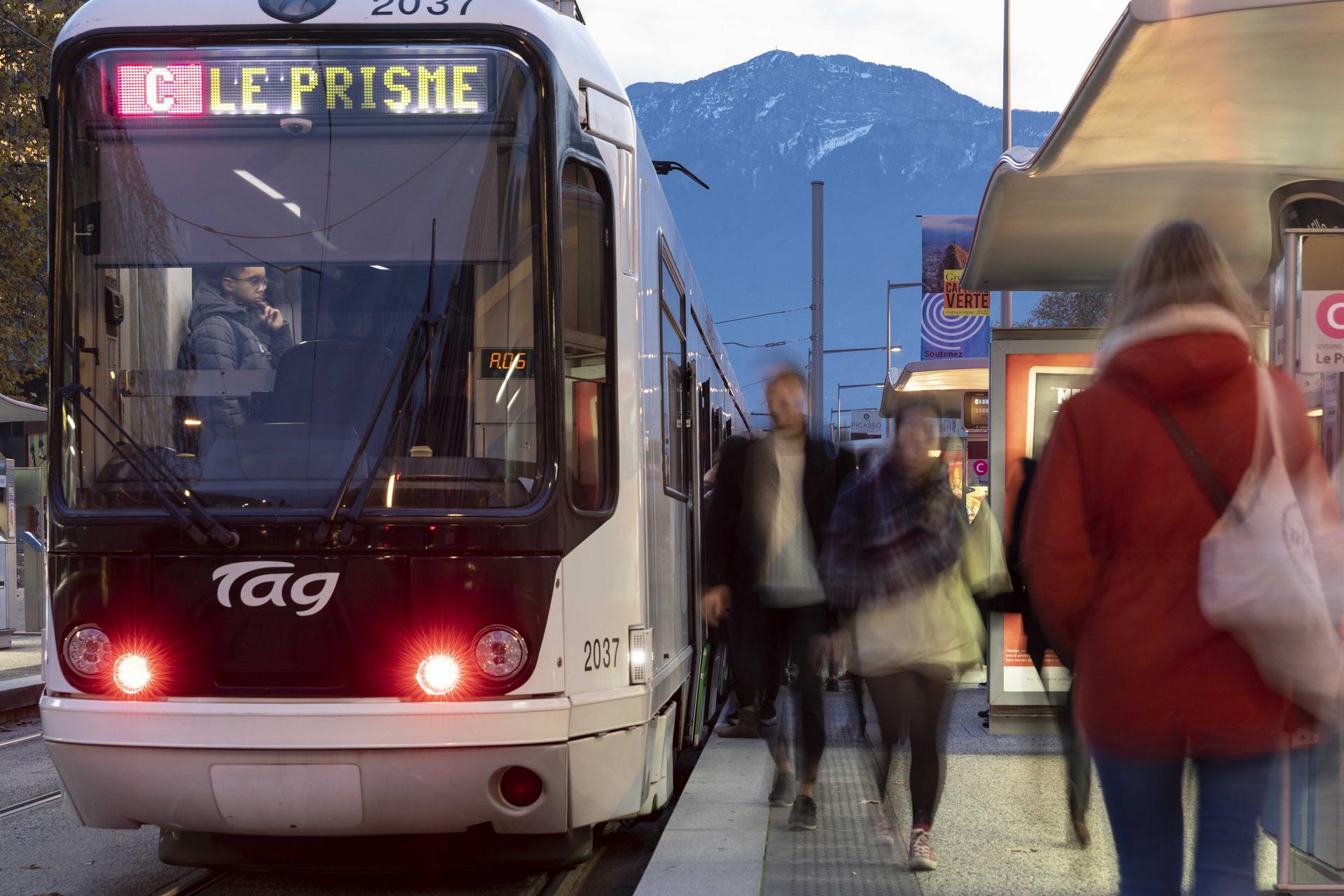 Photographie d'un tramway du réseau M Tag stationnant au bord d'un quai