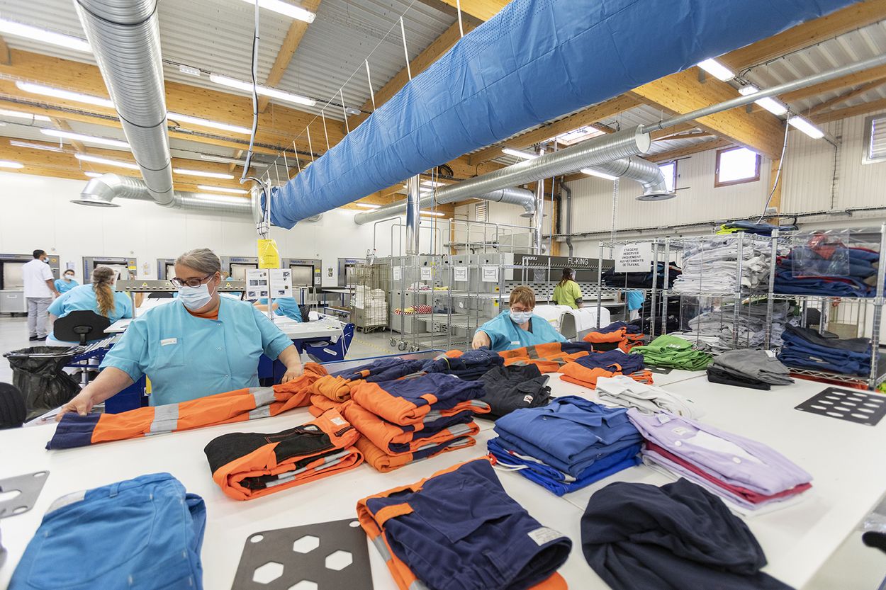 Photographie d'ouvrières travaillant dans une usine de textile. 